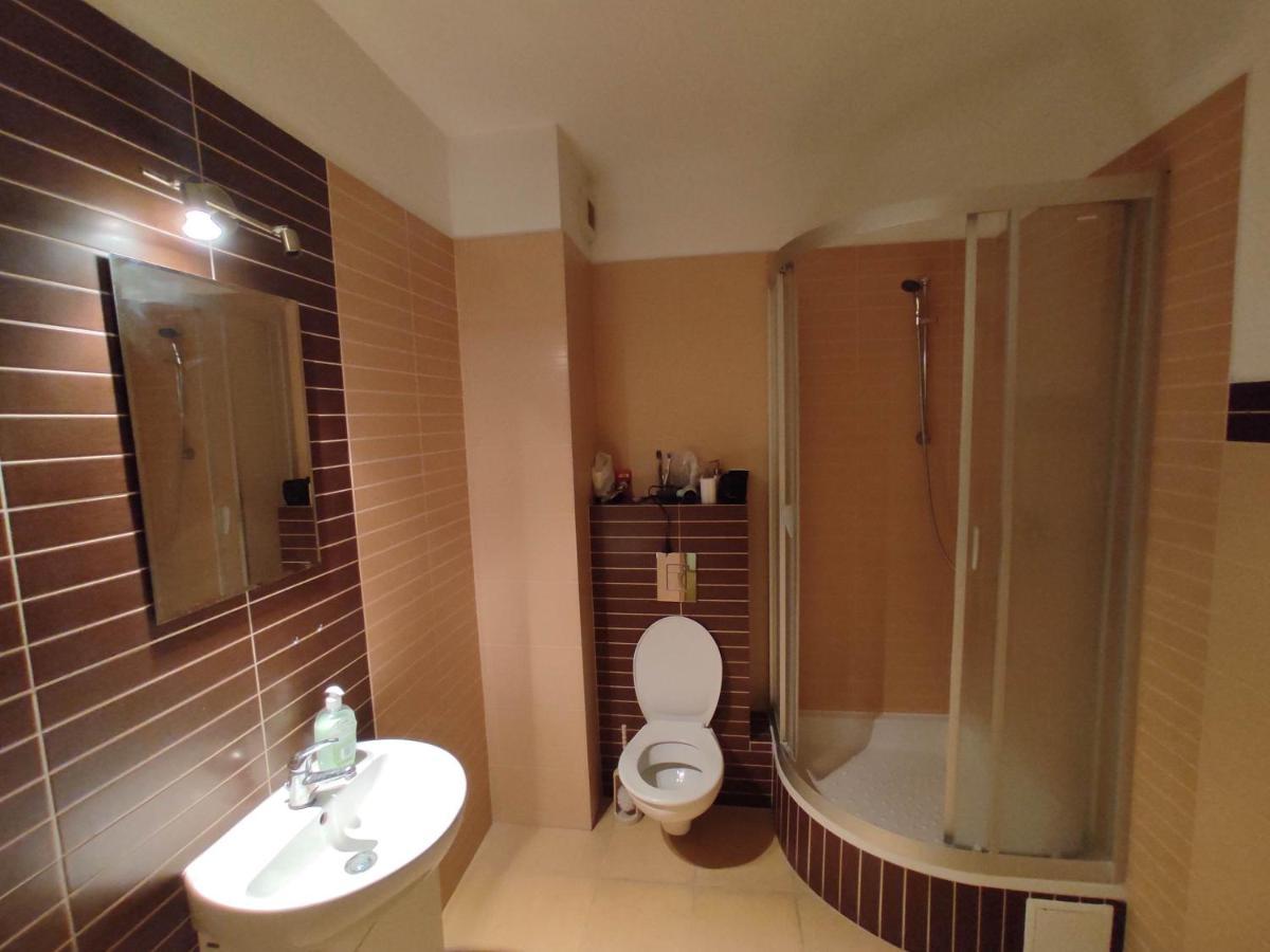 Nice Room With 2 Shared Bathrooms ,Wc , 2Km To Old Town -100M From Metro Szwedzka Warsaw Exterior photo